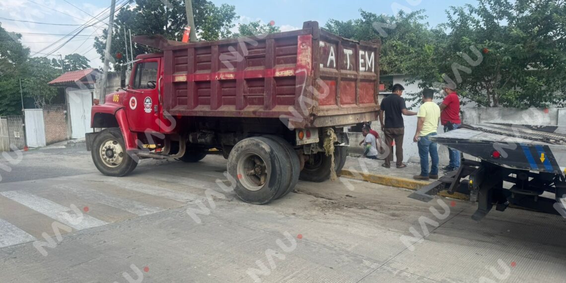 Camión volteo derriba barda y daña inmueble; conductor y propietaria llegan a un acuerdo