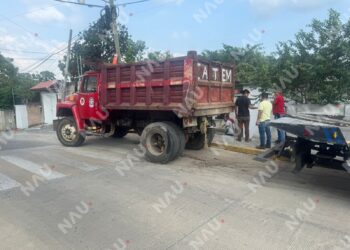 Camión volteo derriba barda y daña inmueble; conductor y propietaria llegan a un acuerdo