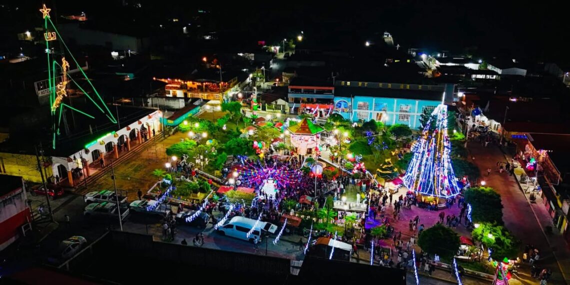 Unión Juárez celebra la Navidad con una caravana llena de color y el encendido de sus emblemáticos árboles