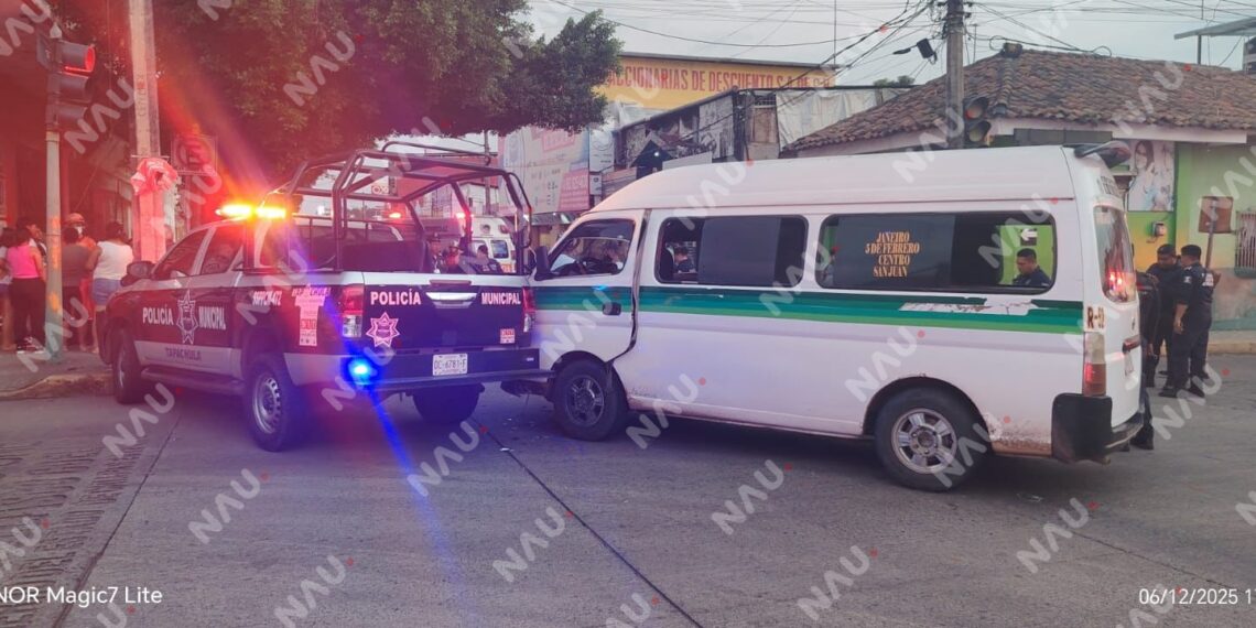 Choque entre patrulla y combi deja cuatro lesionados; unidad oficial termina impactada contra un poste