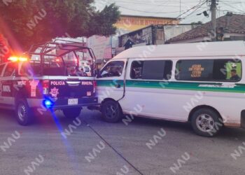 Choque entre patrulla y combi deja cuatro lesionados; unidad oficial termina impactada contra un poste