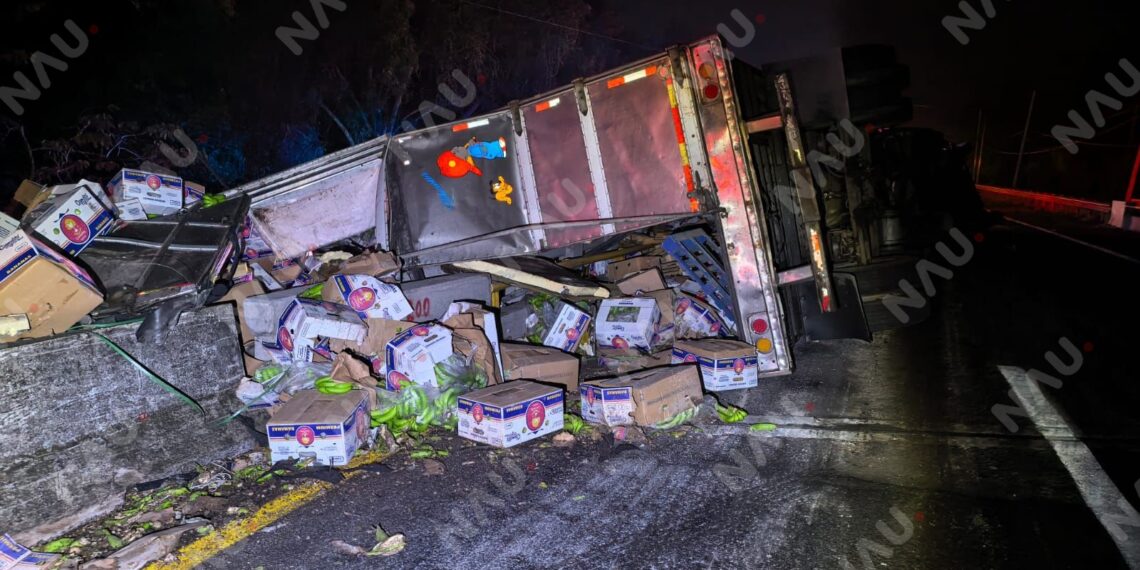 Volcadura de tráiler cargado de plátano colapsa tránsito en la Tapachula – Huehuetán