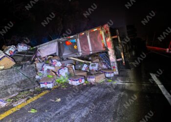 Volcadura de tráiler cargado de plátano colapsa tránsito en la Tapachula – Huehuetán