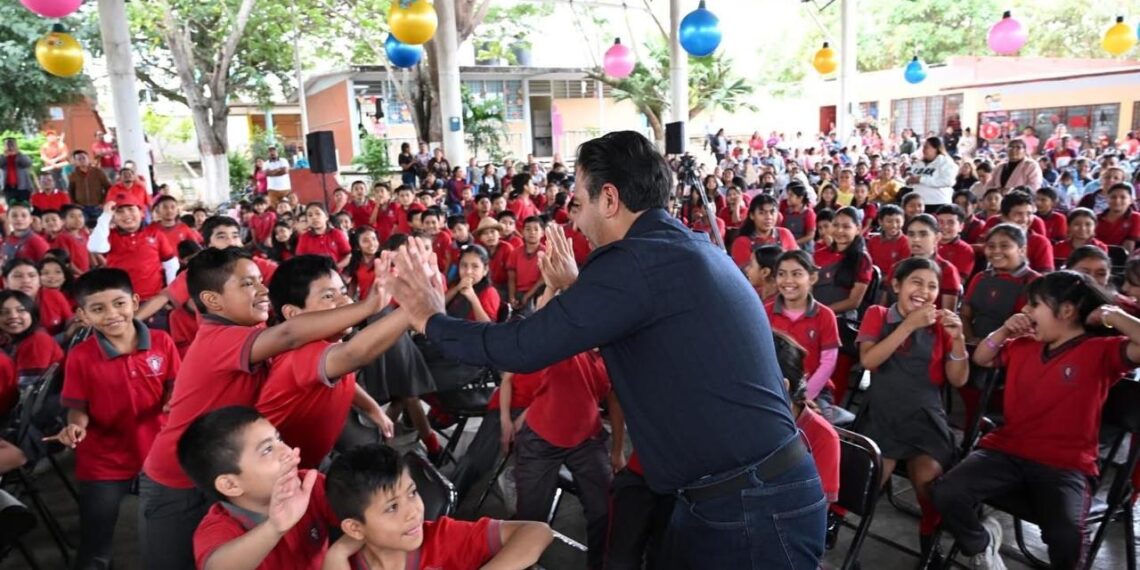 Eduardo Ramírez beneficia a niñas, niños y jóvenes con programas A Paso Firme y Bicis que Transforman