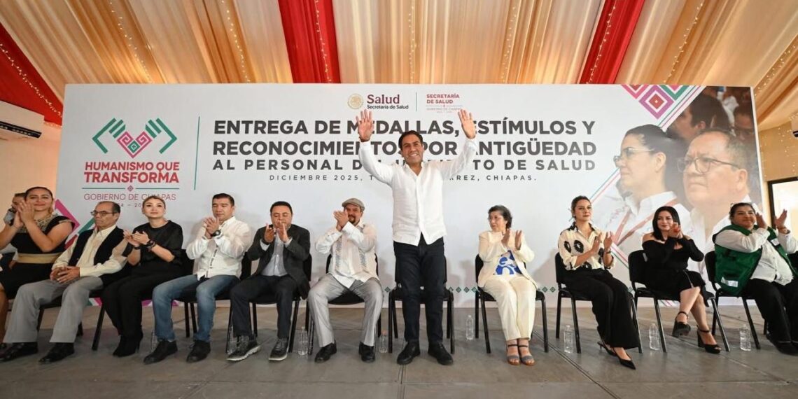 Entrega Eduardo Ramírez medallas, estímulos y reconocimientos por antigüedad al personal del Instituto de Salud