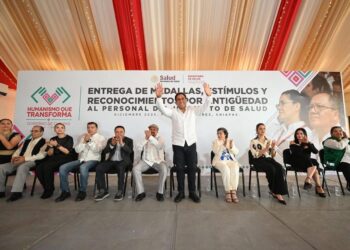 Entrega Eduardo Ramírez medallas, estímulos y reconocimientos por antigüedad al personal del Instituto de Salud
