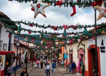 Talento de artesanas decoran andador de Santo Domingo