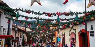 Talento de artesanas decoran andador de Santo Domingo