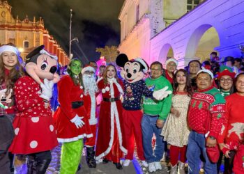 Disfrutan del Desfile Navideño 2025 en San Cristóbal
