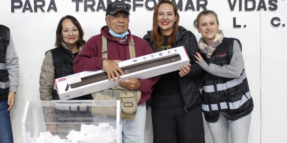 Reconoce Gobierno Municipal el compromiso y la responsabilidad de los padres de familia en San Cristóbal