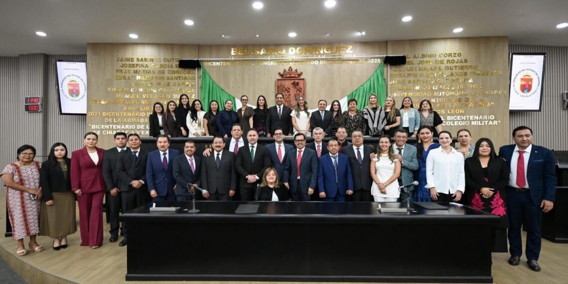 Gobernador Eduardo Ramírez devela en muro de honor inscripción: “Bicentenario del Congreso del Estado de Chiapas 1825-2025”