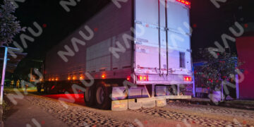 Tráiler derriba postes y cables eléctricos en la colonia Octavio Paz