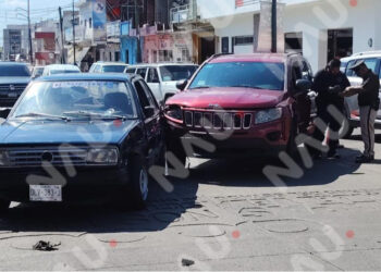 Choque entre dos vehículos deja solo daños materiales en Tapachula
