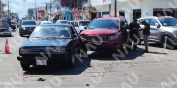 Choque entre dos vehículos deja solo daños materiales en Tapachula
