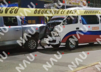 Presunto intento de robo termina en fuerte choque múltiple en Tuxtla Chico; no hubo lesionados