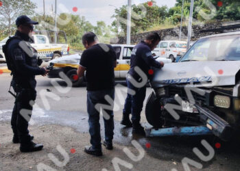 Choque entre taxi y camioneta genera movilización vial en Tapachula