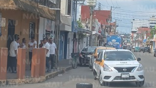 Jetta se pasa el alto, choca contra taxi y huye; deja su placa en el lugar