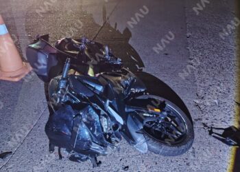 Accidente entre camioneta y motocicleta deja un joven lesionado en cruce de la Avenida Central