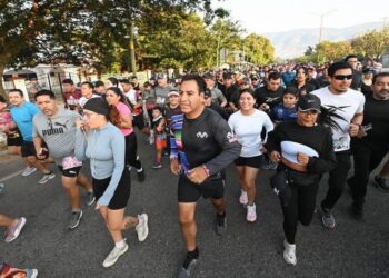 Junto a miles de atletas, Eduardo Ramírez participa en la Carrera del Parachico 2026