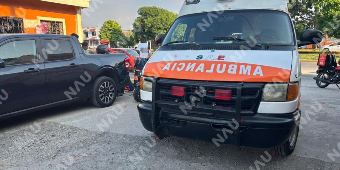 Accidente de motocicleta deja a joven lesionada en el par vial 7ª Sur de Tapachula