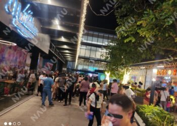 Desalojan tiendas de plaza Alaia por problema en drenaje; descartan riesgo mayor