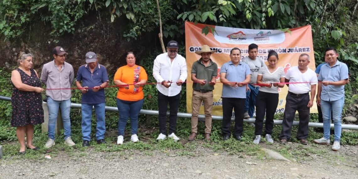 Fabián Barrios de León inaugura red de agua entubada en el ejido San Rafael