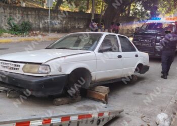 Localizan vehículo con reporte de robo abandonado en la entrada a la colonia Xochimilco, en Tapachula
