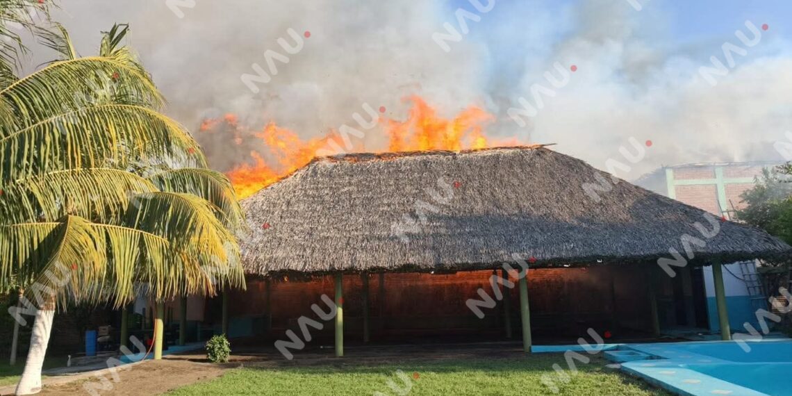 Incendio arrasa con palapas en Playa San Benito; no hubo personas lesionadas