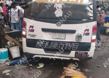 Combi de la ruta Indeco sufre accidente por presunta falla mecánica en la 9ª Poniente de Tapachula; solo daños materiales