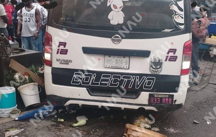 Combi de la ruta Indeco sufre accidente por presunta falla mecánica en la 9ª Poniente de Tapachula; solo daños materiales