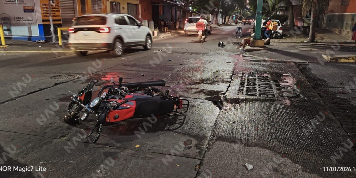 Motociclista resulta lesionado tras choque en cruce semaforizado de Tapachula