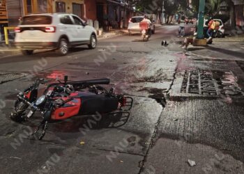 Motociclista resulta lesionado tras choque en cruce semaforizado de Tapachula