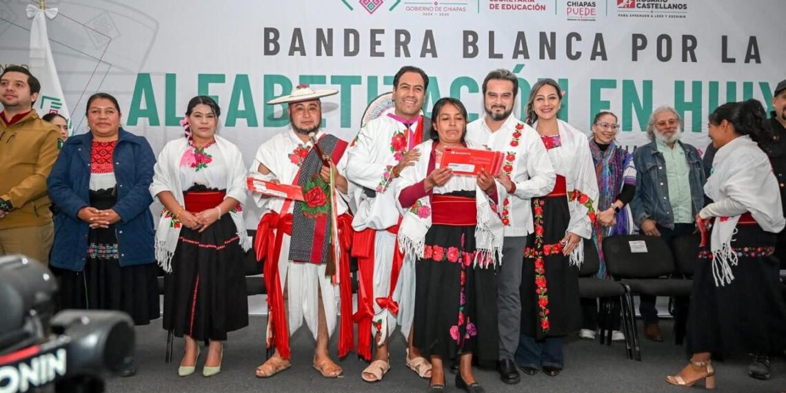 En Huixtán, Eduardo Ramírez levanta segunda bandera blanca por la alfabetización