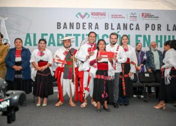 En Huixtán, Eduardo Ramírez levanta segunda bandera blanca por la alfabetización