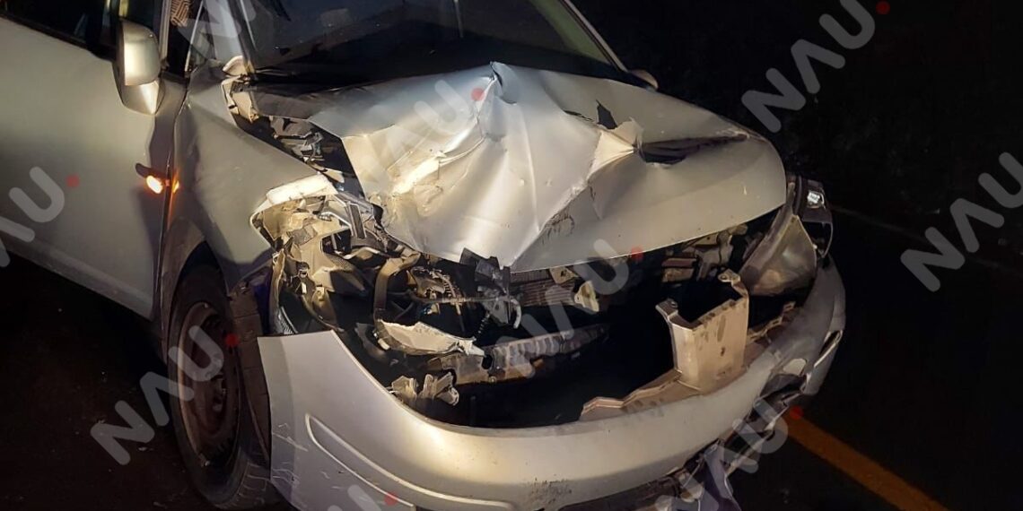 Volteo mal estacionado provoca accidente en la carretera costera; conductor se dio a la fuga