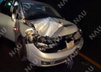 Volteo mal estacionado provoca accidente en la carretera costera; conductor se dio a la fuga