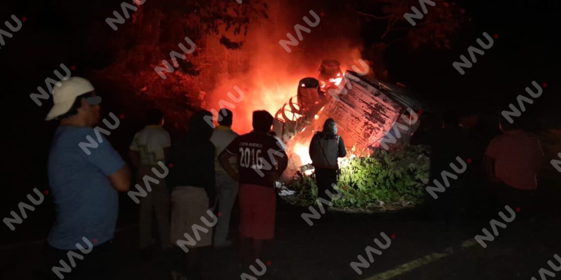 Trágico accidente en la costa de Chiapas: tráiler y auto colisionan de frente en Mapastepec