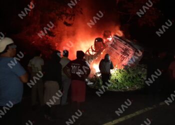 Trágico accidente en la costa de Chiapas: tráiler y auto colisionan de frente en Mapastepec