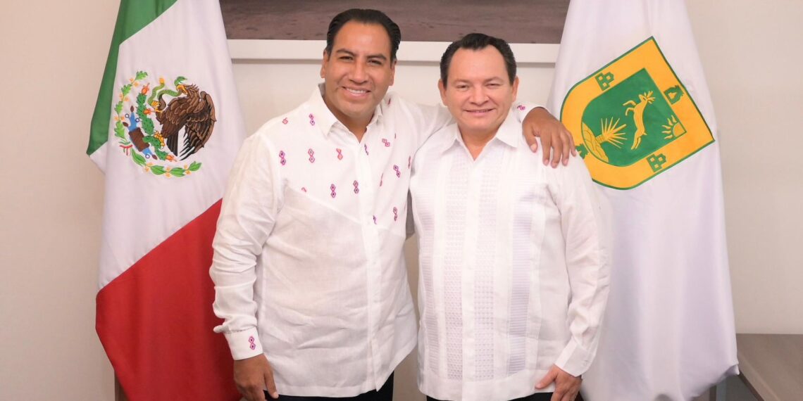 Eduardo Ramírez asiste al Primer Informe del gobernador de Yucatán, Joaquín Díaz Mena