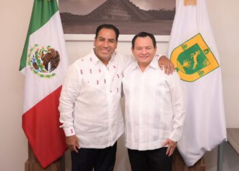 Eduardo Ramírez asiste al Primer Informe del gobernador de Yucatán, Joaquín Díaz Mena