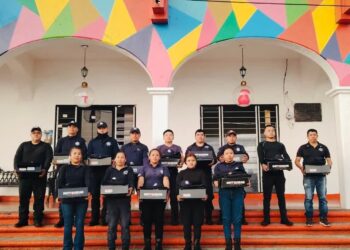 Fabián Barrios de León entrega uniformes a la Policía Municipal de Unión Juárez