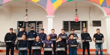 Fabián Barrios de León entrega uniformes a la Policía Municipal de Unión Juárez