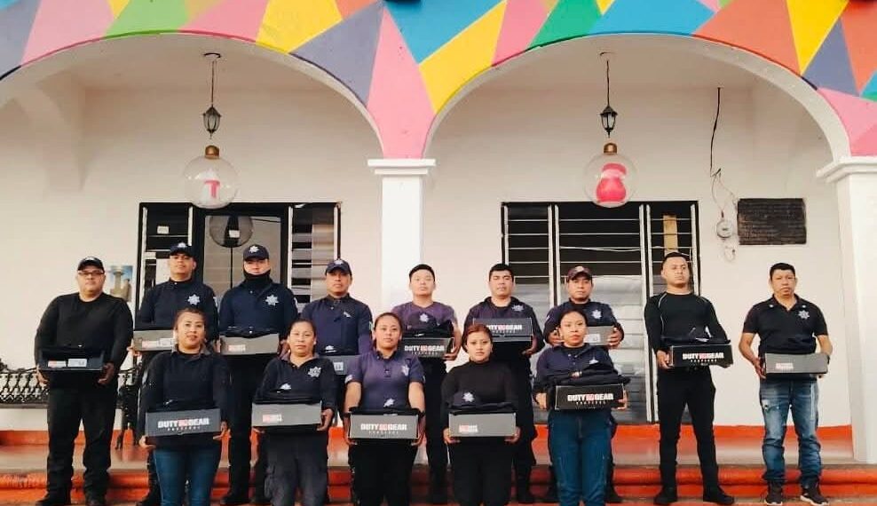Fabián Barrios de León entrega uniformes a la Policía Municipal de Unión Juárez