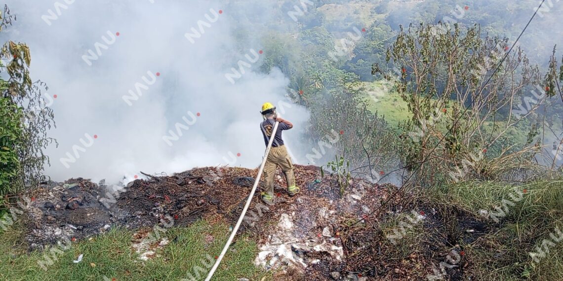 Heroico Cuerpo de Bomberos atiende incendio de basura clandestina en la colonia Santa María