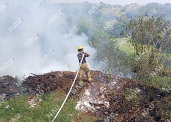 Heroico Cuerpo de Bomberos atiende incendio de basura clandestina en la colonia Santa María