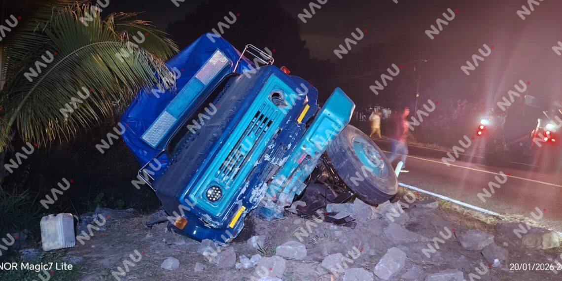 Falla mecánica provoca salida de camino de camión en la Tuxtla Chico – Tapachula