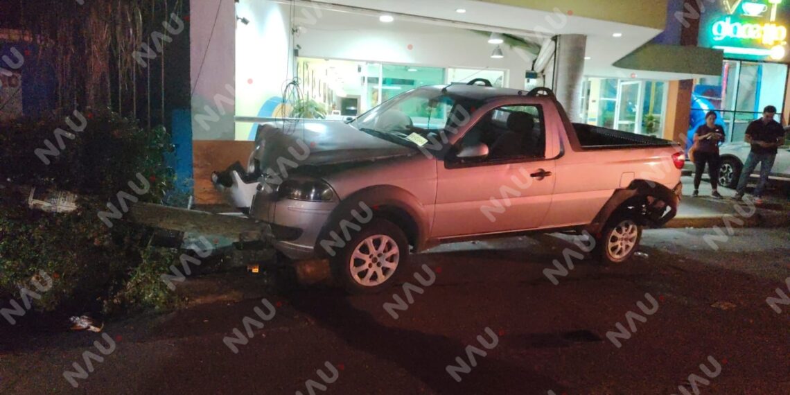 Choque y fuga provoca caída de cables y deja un motorizado lesionado en Tapachula