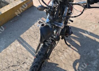 Motociclistas chocan por alcance contra combi en el camino a La Pita