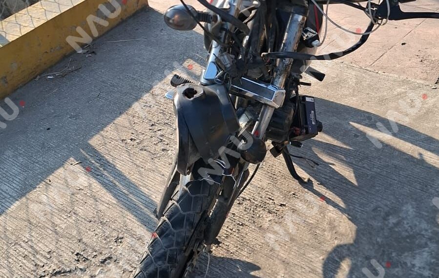 Motociclistas chocan por alcance contra combi en el camino a La Pita