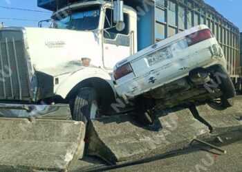 Impacto entre vehículo compacto y camión de carga colapsa la Tapachula – Huixtla